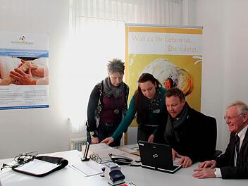 Ute Neumeister, Stephanie Uri, Dr. Jörg Cuno und Xaver Scheuerer (v.l.) im Stützpunkt der Spezialisierten Ambulanten Palliativversorgung Foto: Blum