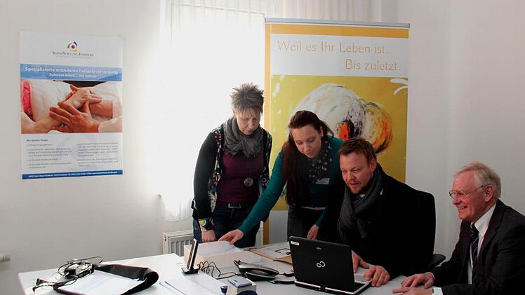 Ute Neumeister, Stephanie Uri, Dr. Jörg Cuno und Xaver Scheuerer (v.l.) im Stützpunkt der Spezialisierten Ambulanten Palliativversorgung Foto: Blum