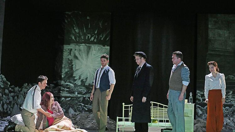 Szene aus der Neuinszenierung von "La Bohème" am Landestheater CoburgFoto: Henning Rosenbusch