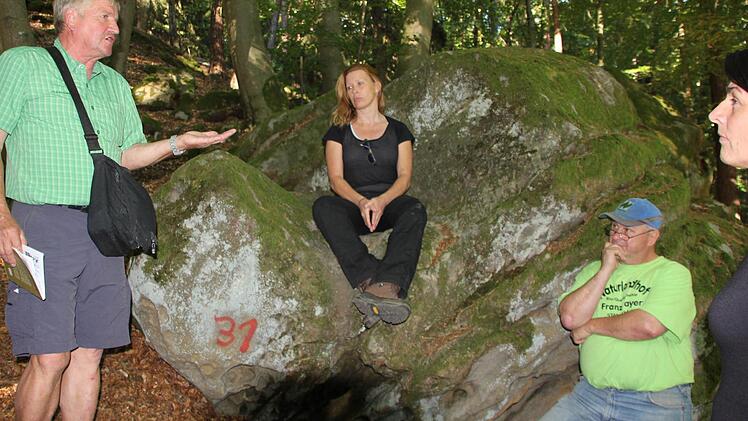 Auf dem Stein der Erleuchtung Uli Zettelmeier mit Heinz Fausten, Klaus Schineller und Lisa Barthelmann. Foto: Ralf Kestel