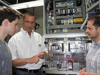 Vielleicht hat Ausbilder Uwe Werner (Mitte) das Interesse an einem "elektronischen" Ausbildungsberuf bei Joshua Herz (links) geweckt, der mit seinem Vater Paul (rechts) in die Lehrwertstatt von FTE gekommen war, um sich informieren zu lassen. Foto: Helmut Will