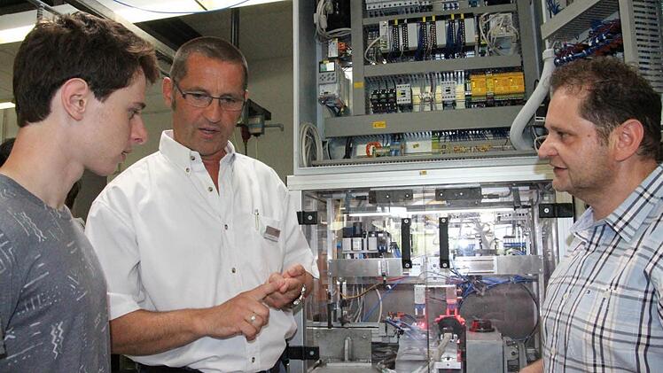 Vielleicht hat Ausbilder Uwe Werner (Mitte) das Interesse an einem "elektronischen" Ausbildungsberuf bei Joshua Herz (links) geweckt, der mit seinem Vater Paul (rechts) in die Lehrwertstatt von FTE gekommen war, um sich informieren zu lassen. Foto: Helmut Will
