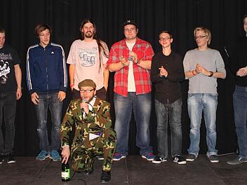Die Poeten des Abends: Flo Langbein (von links), Julian Kalks, Micha-EL Goehre , Martin Hönl, Hank M. Flemming, Christofer mit F und Thomas Reimer sowie dem Moderator Michael Jakob (vorne). Fotos: Tina Meier