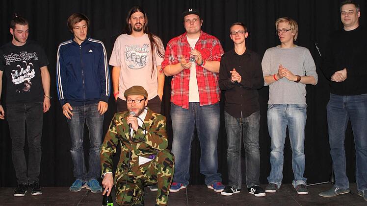 Die Poeten des Abends: Flo Langbein (von links), Julian Kalks, Micha-EL Goehre , Martin Hönl, Hank M. Flemming, Christofer mit F und Thomas Reimer sowie dem Moderator Michael Jakob (vorne). Fotos: Tina Meier