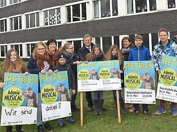 Sie freuen sich auf das Musicalcamp, das im Schulgebäude Reitsch stattfinden wird (vorne von links): Liese Schultheiß, Ina Schultheiß, Timo Schultheiß (Helfer bei der Organisation des Konzertes), Sophia Schülner, Sophie Häfner, Marie Häfner, Jonas Schröppel, Robin Deuerling; hinten von links: Rektorin Astrid Kestel, Bürgermeister Rainer Detsch und Organisatorin Lilia Schultheiß  Foto: K. H. Hofmann