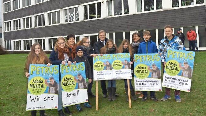 Sie freuen sich auf das Musicalcamp, das im Schulgebäude Reitsch stattfinden wird (vorne von links): Liese Schultheiß, Ina Schultheiß, Timo Schultheiß (Helfer bei der Organisation des Konzertes), Sophia Schülner, Sophie Häfner, Marie Häfner, Jonas Schröppel, Robin Deuerling; hinten von links: Rektorin Astrid Kestel, Bürgermeister Rainer Detsch und Organisatorin Lilia Schultheiß  Foto: K. H. Hofmann