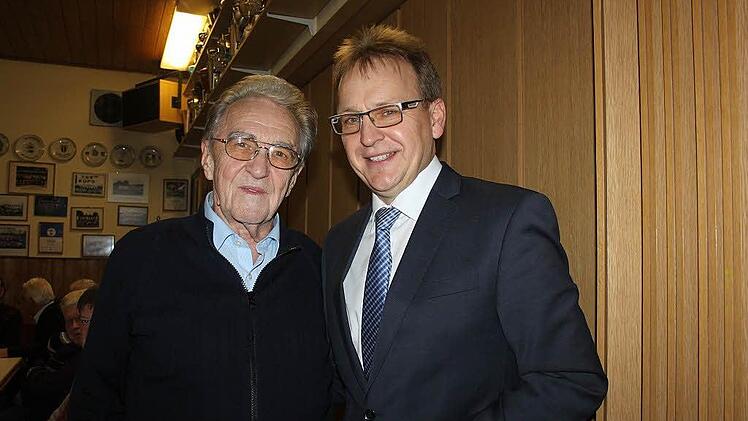 Raimund Schramm (links) ist überzeugt, dass Bernd Rebhan der richtige Mann für Küps ist.  Foto: Veronika Schadeck