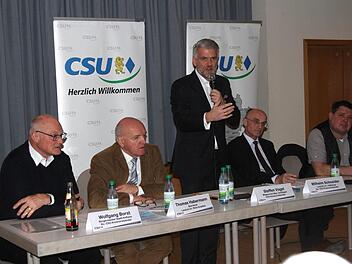 Sie stellten sich den Fragen (von links):  Hofheims Bürgermeister Wolfgang Borst, Landrat Thomas Habermann (Rhön-Grbfeld) , MdL Steffen Vogel, Landrat Wilhelm Schneider (Haßberge) und Burgpreppachs Bürgermeister Hermann NiediekGünther Geiling