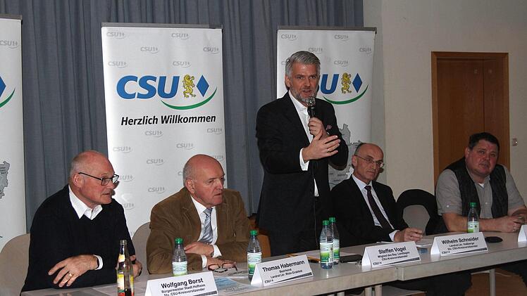 Sie stellten sich den Fragen (von links):  Hofheims Bürgermeister Wolfgang Borst, Landrat Thomas Habermann (Rhön-Grbfeld) , MdL Steffen Vogel, Landrat Wilhelm Schneider (Haßberge) und Burgpreppachs Bürgermeister Hermann NiediekGünther Geiling