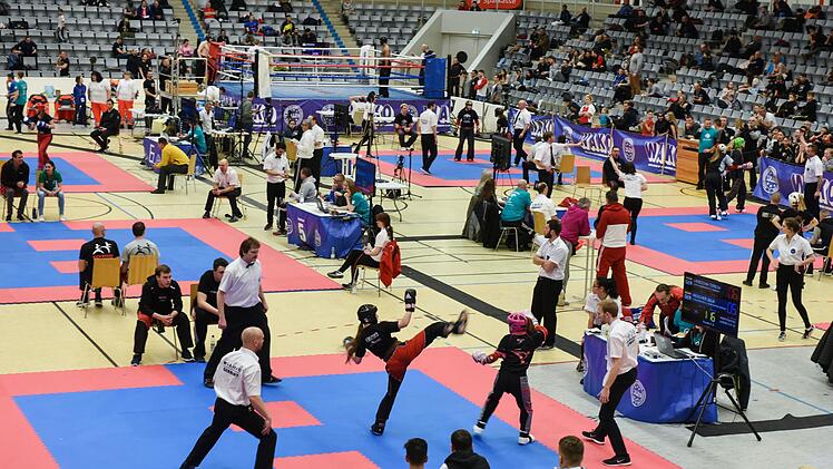 Auf sechs Ringmatten wurde in der HUK-Arena gek&auml;mpft. &Uuml;ber 500 Zuschauer lie&szlig;en sich das Spektakel nicht entgehen.  Fotos: Hagen Lehmann