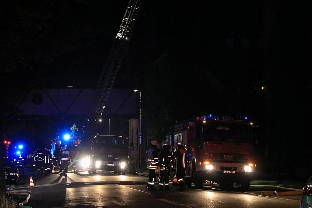 Malzfabrik Weyermann in Bamberg in Flammen: Einsatzkräfte kämpfen vor Ort gegen den Brand
