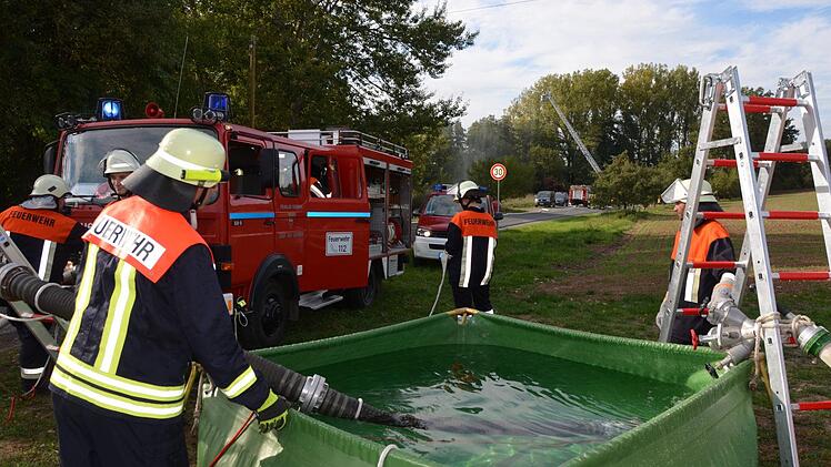 Zur Großübung auf einem Nüdlinger Aussiedlerhof wurden insgesamt sechs Wehren nach Nüdlingen gerufen. Foto: Peter Rauch