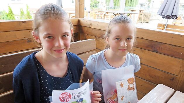 Die beiden Schwestern Sophia (links) und Luisa Zillig aus Unterzettlitz: Luisa hat 30 B&uuml;cher in den Sommerferien gelesen. Foto: Monika Sch&uuml;tz