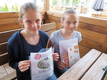 Die beiden Schwestern Sophia (links) und Luisa Zillig aus Unterzettlitz: Luisa hat 30 Bücher in den Sommerferien gelesen. Foto: Monika Schütz