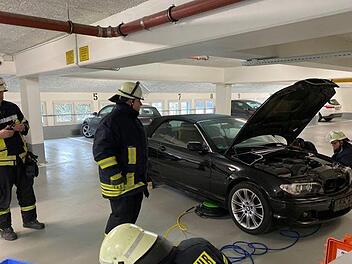 Bei einer Rettungsaktion befreiten Feuerwehrleute eine eingeklemmte Katze aus einem Auto. Foto: Feuerwehr Lauf