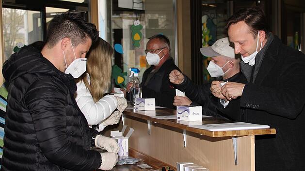 Die Gemeinderäte und Besucher der Sitzung konnten am Montagabend  einen Corona-Selbsttest machen. Foto: Jürgen Gärtner