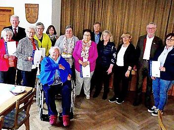 Ehrungen beim VdK Harsdorf (von rechts): Marion Hübner, Vorsitzender Alfred Baumgärtner, Karin Gräbner, Monika Kuhmann (beide Betreuerinnen), Kreisvorsitzender Klaus Nenninger, Renate Dörfler, Anita Ott, Elfriede Depser, Petra Hübner, Beate Gräbner, Margarete Ruckriegel, Bürgermeister Günther Hübner, Anneliese Stoll