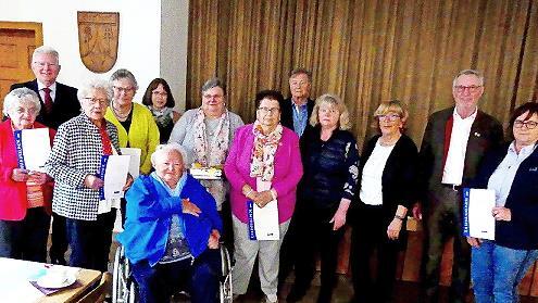 Ehrungen beim VdK Harsdorf (von rechts): Marion Hübner, Vorsitzender Alfred Baumgärtner, Karin Gräbner, Monika Kuhmann (beide Betreuerinnen), Kreisvorsitzender Klaus Nenninger, Renate Dörfler, Anita Ott, Elfriede Depser, Petra Hübner, Beate Gräbner, Margarete Ruckriegel, Bürgermeister Günther Hübner, Anneliese Stoll