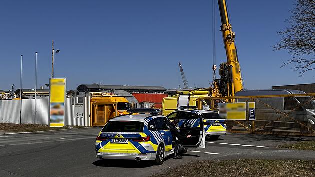 Kran auf Gel&auml;nde von Hofer Firma umgekippt