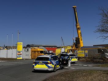 Kran auf Gelände von Hofer Firma umgekippt