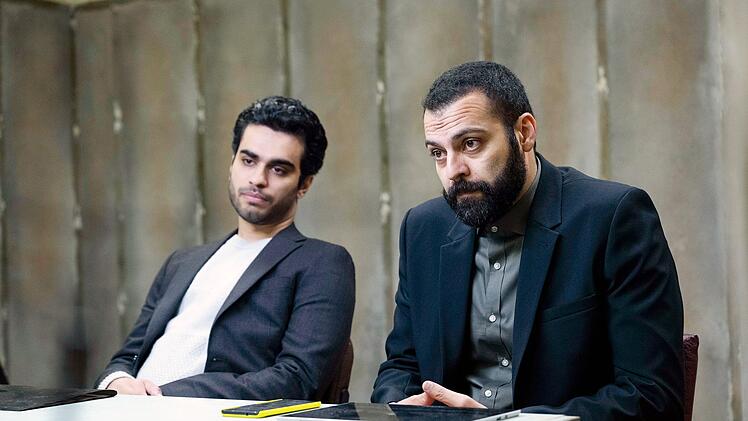 Die iranischen Beamten Yazdi (Zanyar Mohammadi, rechts) und Seyed (Armin Karima) f&uuml;hren erste Verh&ouml;re durch.