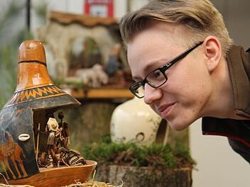 Maximilian Hofmann ist fasziniert von der Kalebassen-Krippe aus dem Kongo, die im Foyer der Kulmbacher Stadtwerke zu sehen ist. Fotos: Michael Gründel
