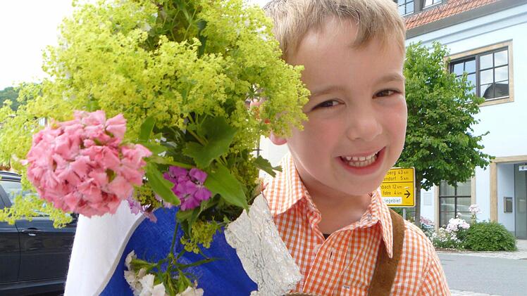 So wie der fünfjährige Maximilian Merz ware viele Jungs festlich gekleidet.