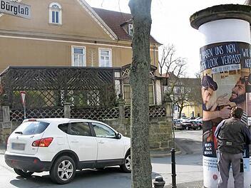 Die Tage der Litfaßsäule am Oberen Bürglaß sind gezählt. Im Zuge der Bauarbeiten wird sie abgebaut, um die Einfahrt zum Gemüsemarkt trotz Baugruben zu ermöglichen.  Fotos: Helke Renner
