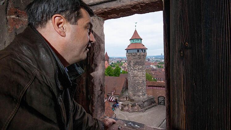 Markus Söder (CSU) bei einem Rundgang im Heidenturm am Samstag auf der Kaiserburg. Ach dieses Jahr zog die Veranstaltung Blaue Nacht viele Besucher an. Auf der Kaiserburg gab es Rundgänge und den beleuchteten Brunnen. Foto: News5 / Grundmann
