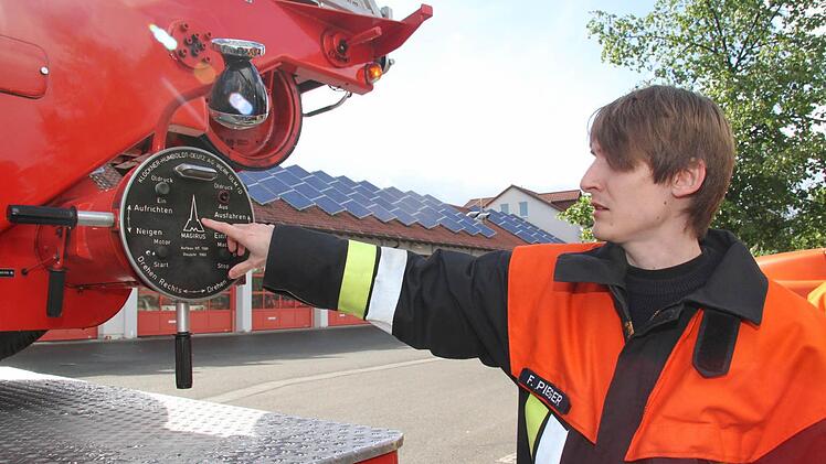Florian Pieger liebt die Technik: Die Drehleiter wird manuell ausgefahren, kann sich aufrichten und neigen, kann gedreht werden - wie die modernen Drehleitern eben auch, nur wird alles manuell gesteuert. Foto: Sonja Adam