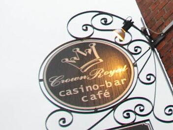 Das "Crown Royal" im Kronacher Kühnlenzhof kann seine Pforten noch nicht öffnen. Die Umbaumaßnahmen gestalten sich schwieriger als von Inhaber Thomas Kießling erhofft. Foto: Marco Meißner