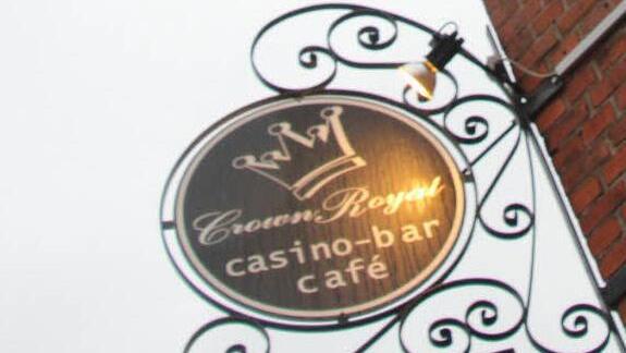 Das "Crown Royal" im Kronacher Kühnlenzhof kann seine Pforten noch nicht öffnen. Die Umbaumaßnahmen gestalten sich schwieriger als von Inhaber Thomas Kießling erhofft. Foto: Marco Meißner