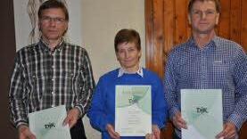 Mit der Treuenadel in Gold wurden für 40-jährige Mitgliedschaft ausgezeichnet: (von links) Werner Kömpel, Elfriede Dätig und Norbert Müller. Nicht anwesend waren Reinhard Bauer und Helmut Möller, die ihre Ehrungen für 40 Jahre nachgereicht bekommen. Foto: Petra Heurich