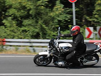 Vor kurzem wurden im Hambach doppelt durchgezogene Linien angebracht. Sie sollen dazu beitragen, dass riskante Überholmanöver abnehmen. Kradfahrer dürfen sich bei ihren schnellen Kurvenfahrten nicht in die Gegenfahrbahn hineinlehnen.  Fotos: Janina Reuter
