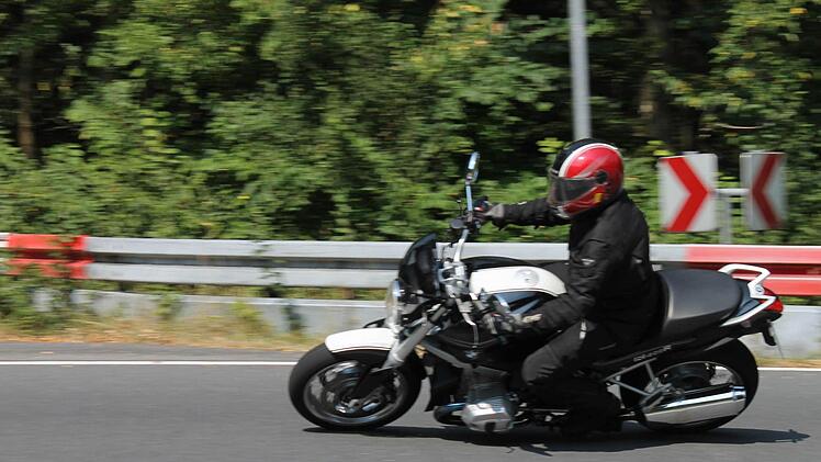 Vor kurzem wurden im Hambach doppelt durchgezogene Linien angebracht. Sie sollen dazu beitragen, dass riskante Überholmanöver abnehmen. Kradfahrer dürfen sich bei ihren schnellen Kurvenfahrten nicht in die Gegenfahrbahn hineinlehnen.  Fotos: Janina Reuter