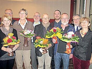 Das Diakonische Werk Coburg ist stolz auf seine Mitarbeiter (von links, vorne): Monika Dietrich, Karin Geiger, Dieter Schwämmlein, Anton Zelger und Elisabeth Bill, (von links, hinten): Dieter Beck, Diakon Franz K. Schön, Matthias Emmer und Dekan Christoph Liebst.  Foto: Martin Koch