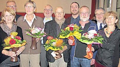 Das Diakonische Werk Coburg ist stolz auf seine Mitarbeiter (von links, vorne): Monika Dietrich, Karin Geiger, Dieter Schwämmlein, Anton Zelger und Elisabeth Bill, (von links, hinten): Dieter Beck, Diakon Franz K. Schön, Matthias Emmer und Dekan Christoph Liebst.  Foto: Martin Koch