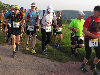 Mehr als 15 000 Teilnehmer machten sich beim Rennsteiglauf auf den Weg über den "Langen Kanten" Fotos: Jochen Brosig