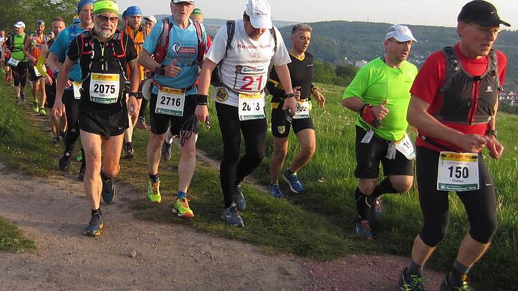 Mehr als 15 000 Teilnehmer machten sich beim Rennsteiglauf auf den Weg über den "Langen Kanten" Fotos: Jochen Brosig