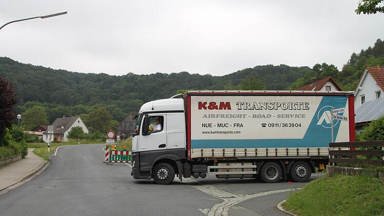 Auch dieser Lkw-Fahrer aus Lauf hat eine deutliche Ausschilderung der Vollsperrung vermisst. Er ist mit seinem Lastwagen in der Sackgasse gelandet und musste in der kleinen Zufahrtsstraße zum Reuther Berg wenden.