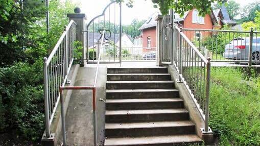 Diese Rampe ist zu steil und zu gefährlich. Man könnte einen anderen Zuweg bauen - aber aus finanzrechtlichen Gründen ist es schwierig, diese Treppe wieder abzubauen. Foto: Ulrike Nauer