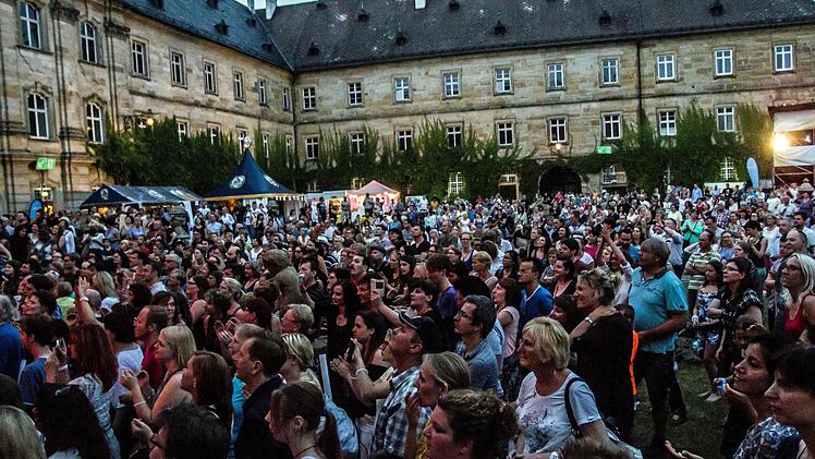 Michael Patrick Kelly zog seine Zuhörer beim Gastspiel im Rahmen des "Tambacher Sommers". Foto: Jochen Berger