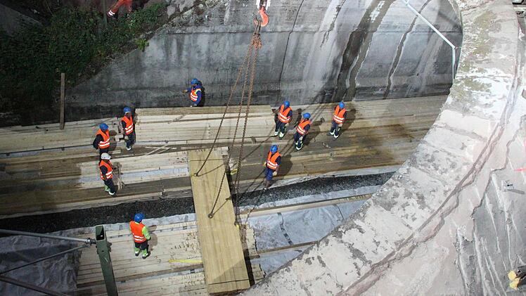 Immer wieder wurden per Kran Balkenladungen für das Gleisbett in die Tiefe abgelegt.  Foto: Friedwald Schedel