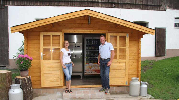 Die Gartenhütte wurde eigens für die Milchtankstelle und den Region-Automaten gebaut. Sabine und Markus Münch hoffen auf guten Zuspruch. In Kirchleus gibt es keinen Dorfladen, keine Einkaufsmöglichkeit - das ändert sich durch die Automaten jetzt. Foto: Sonny Adam