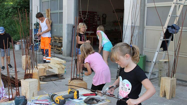 Die Kinder haben sich ihre Weidenruten selbst in die gewünschte Länge zugeschnitten.  Foto: Janina Reuter
