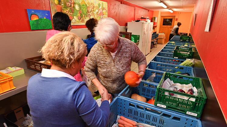 Essensausgabe: Die Taschen der Kunden werden befüllt. Hinein kommen Obst, Gemüse, Kühl- und Backwaren.  Foto: Ronald Rinklef