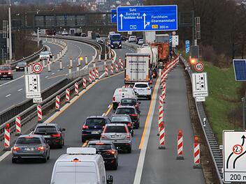 An den Anschlussstellen, wie hier an der A 73-Ausfahrt Forchheim-Süd ist besondere Vorsicht geboten. Was viele nicht beachten: Für Kfzs, die breiter als zwei Meter sind, gilt ein Überholverbot. Foto: Josef Hofbauer