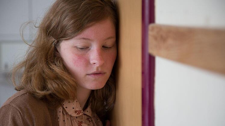 Im neuen Klassenzimmerst&uuml;ck des Landestheaters spielt Annetta Chiantone die Rolle der Louise Jacobson, die als "die franz&ouml;sische Anne Frank" bezeichnet wird. Das St&uuml;ck feierte im Gymnasium Alexandrinum Premiere.Foto: Sylvain Guillot