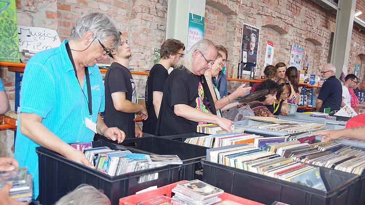 Der Flohmarkt des "Lions Club Kronach Festung Rosenberg" war wieder ein Paradies f&uuml;r Schn&auml;ppchenj&auml;ger. Auch in diesem Jahr flie&szlig;t der Erl&ouml;s wieder in besondere Projekte: Ein Teil des Geldes geht an einen Outdoor-Fitnesspark, der andere flie&szlig;t in ein soziales Jugendprojekt. Foto: Heike Sch&uuml;lein