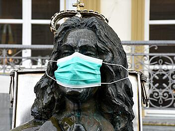 Fürst Rakoczy hat jemand mit einem Mundschutz gegen das Coronavirus gewappnet. Foto: Markus Staubach